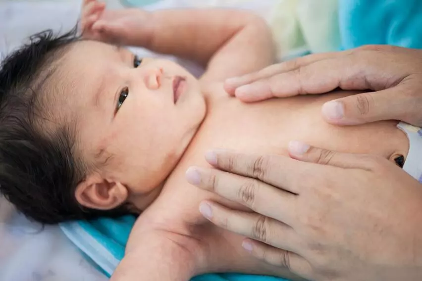Мануальная терапия для новорожденного ребенка