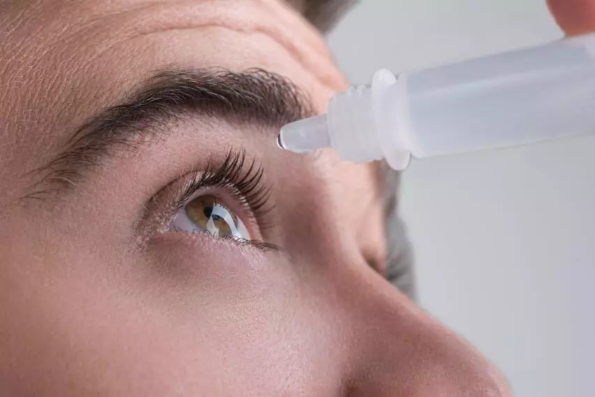 Как правильно лечить глаза, как закапывать глаза и наносить глазную мазь