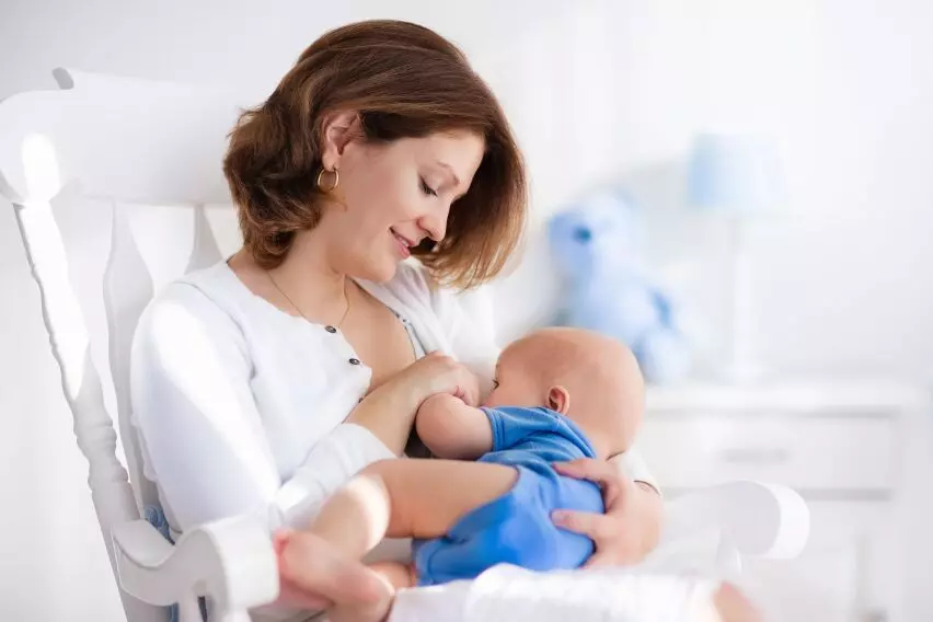Вакцинация: Антитела к COVID-19 передаются ребенку с молоком матери