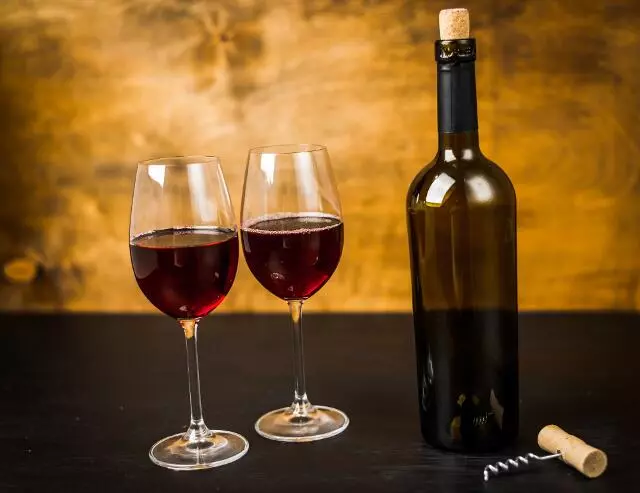 Восстановить микрофлору кишечника можно при помощи красного вина