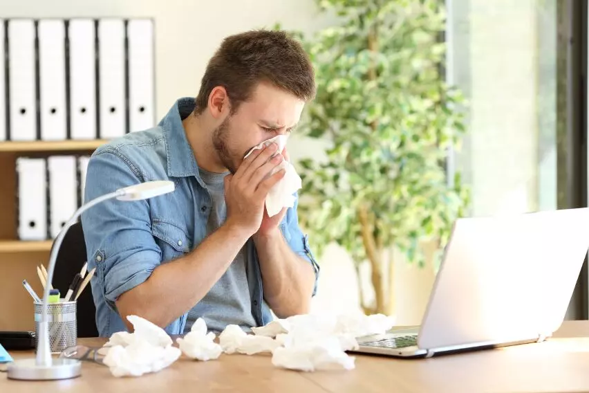 Риск заражения коронавирусом снизится, если люди научатся правильно чихать и кашлять