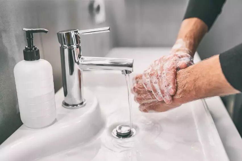 3 вредные привычки человека, которые позволяют микробам из ванной попасть в другие комнаты