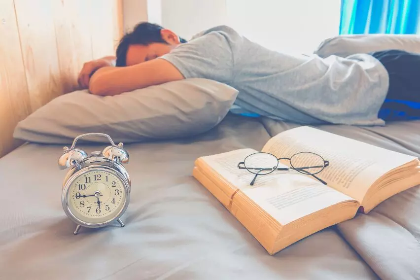 Почему вредно работать и учиться лежа в постели?
